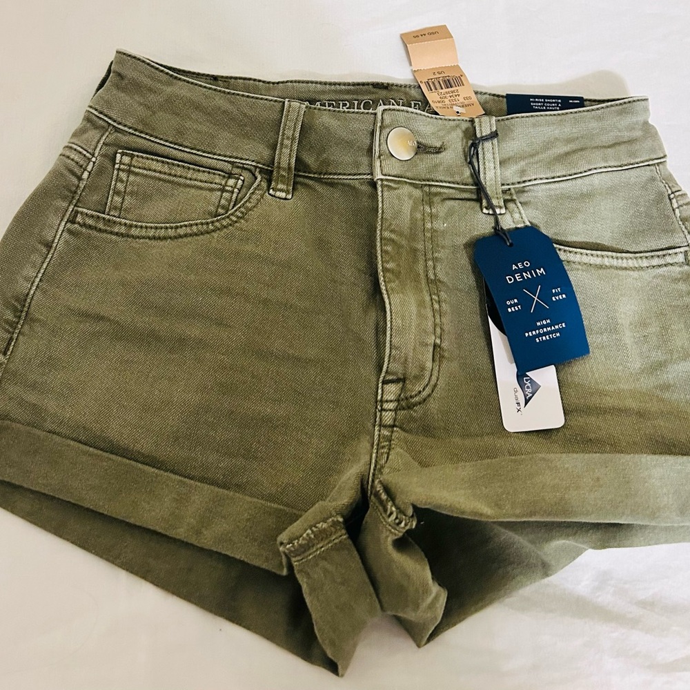 NWT American Eagle Outfitters Olive Green Cargo Hi-Rise Shortie Size 2